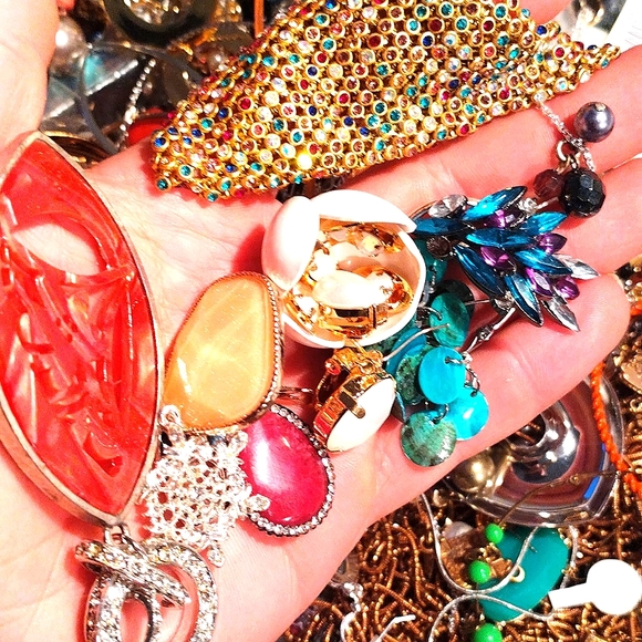 2 Lbs Metal Costume Jewelry Craft Broken Junk Lot, Rings, Earrings, Mismatched - Picture 7 of 8
